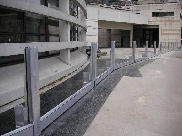 Easy installation flood barrier with corrosion-resistant materials